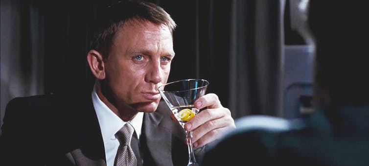 Daniel Craig boit un cocktail « Vesper Martini »