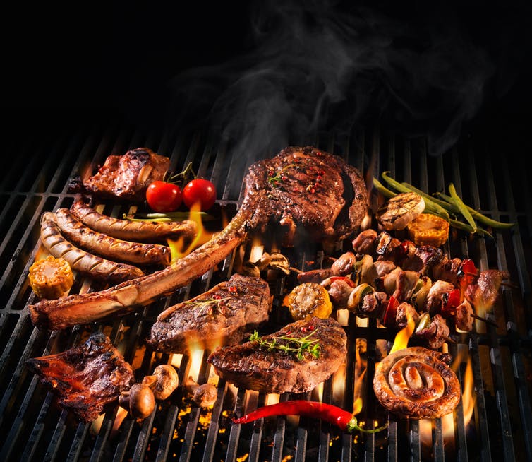 Diverses pièces de viande sur un barbecue